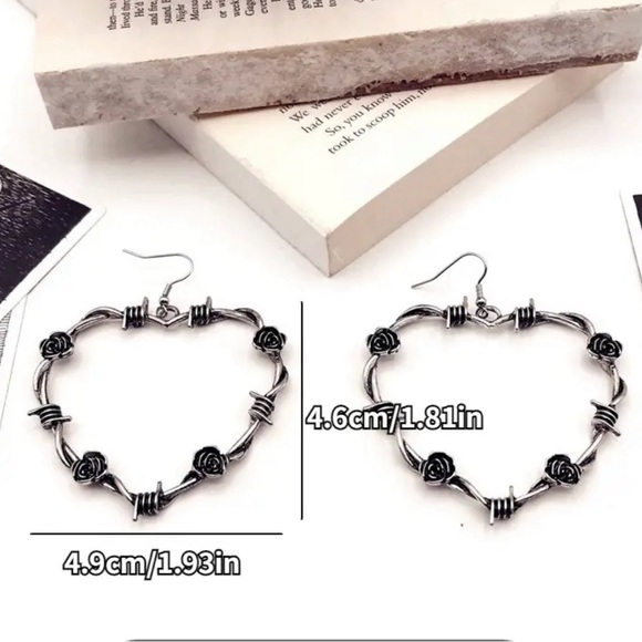 Romantic Punk Gothic Heart-Shaped Dangle Earrings - Picture 6 of 6